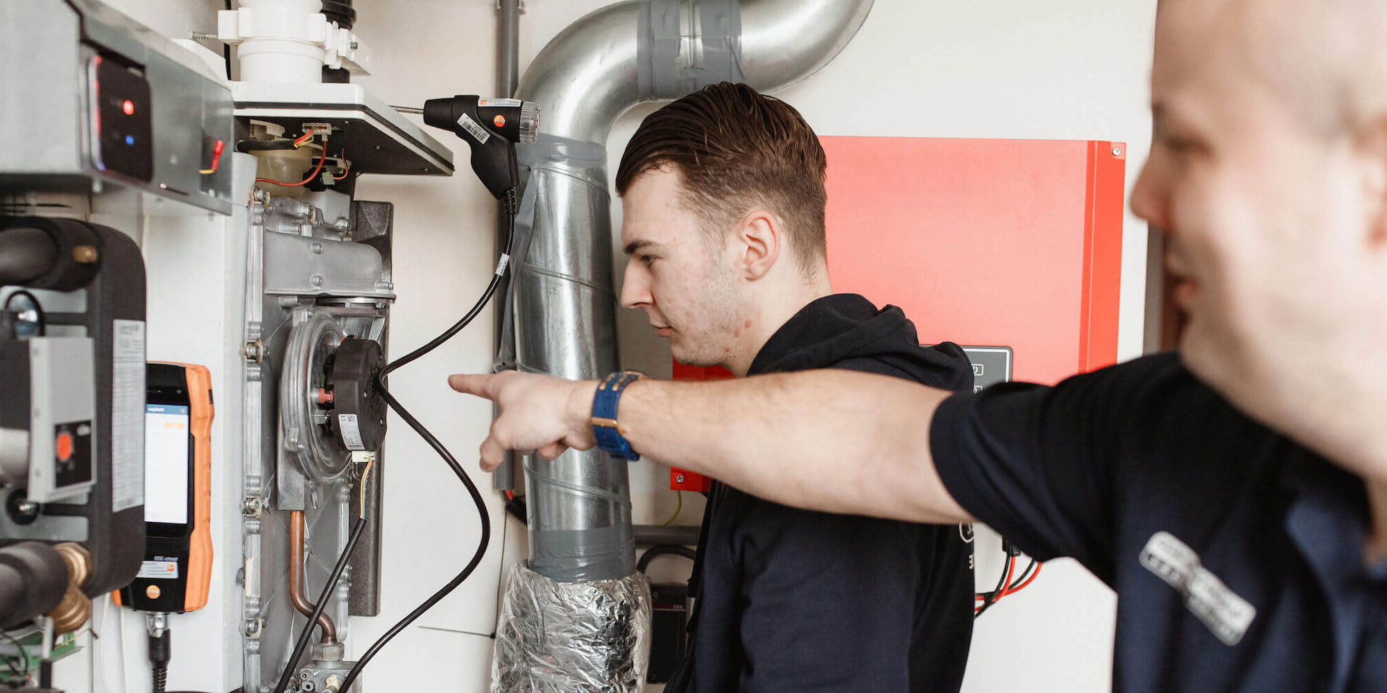 Servicemonteur Warmte Groep aan het werk